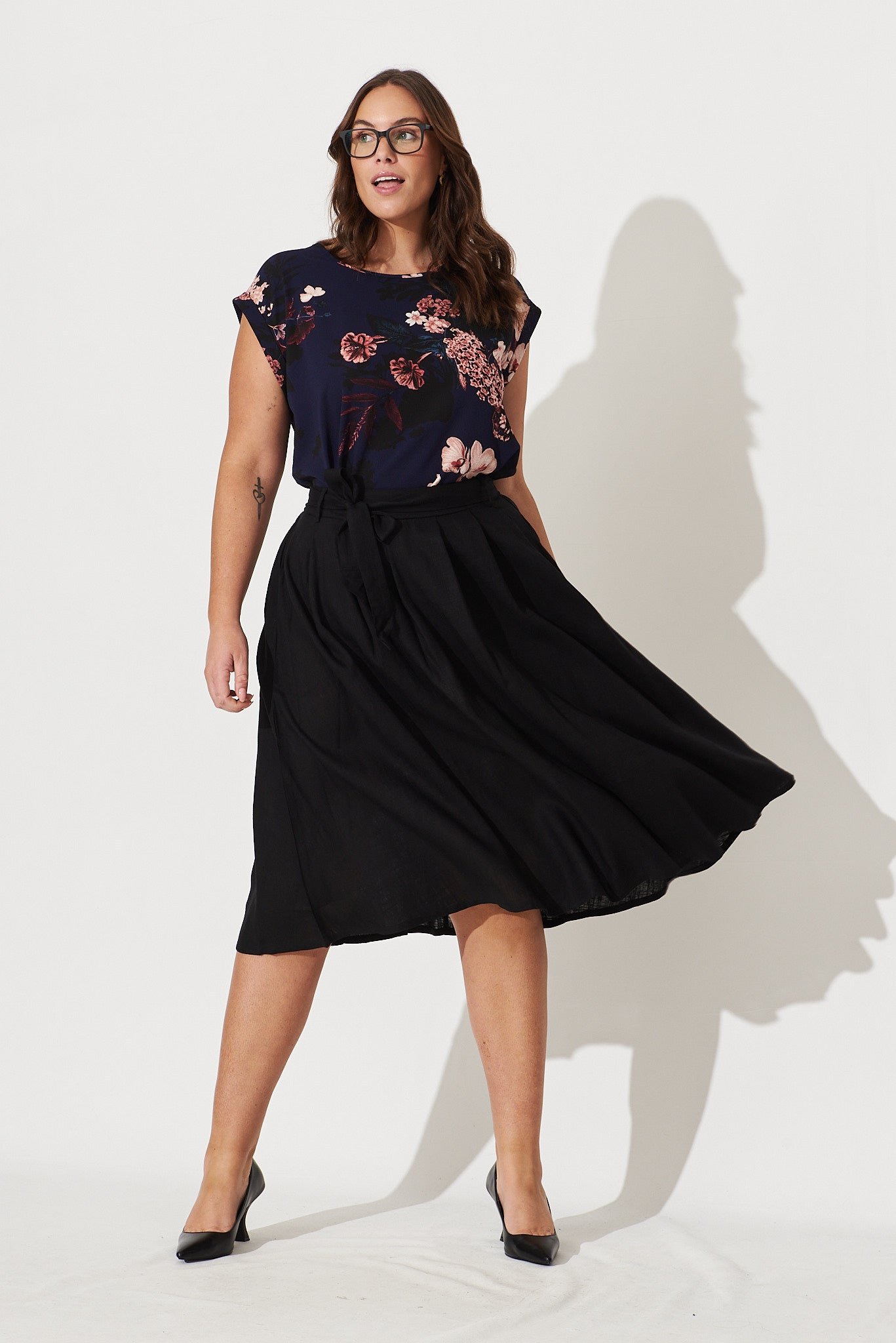 Midi Skirt In Black Linen - Image 2