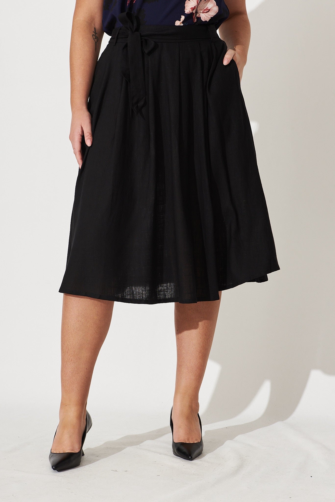 Midi Skirt In Black Linen - Image 7
