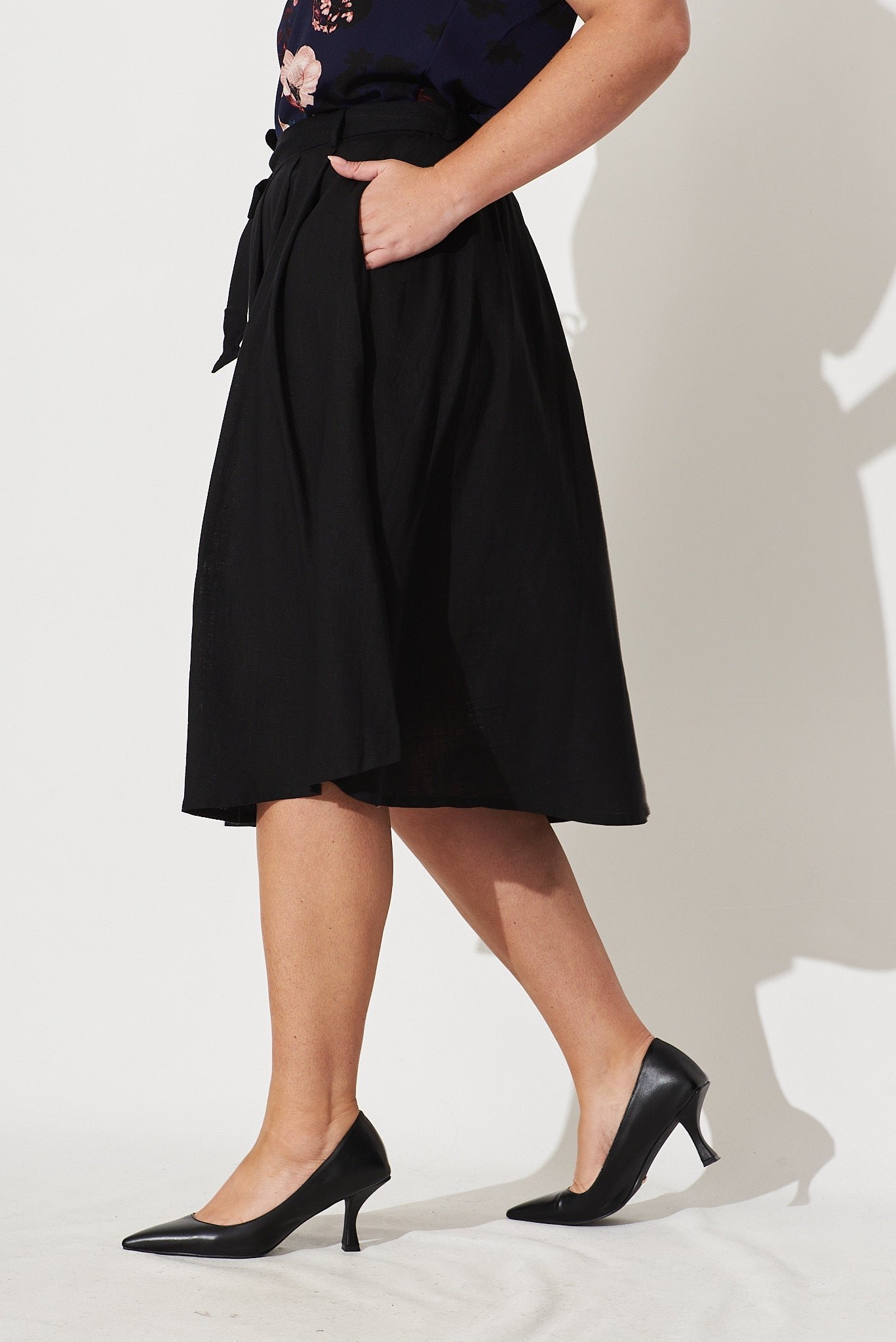 Midi Skirt In Black Linen - Image 8