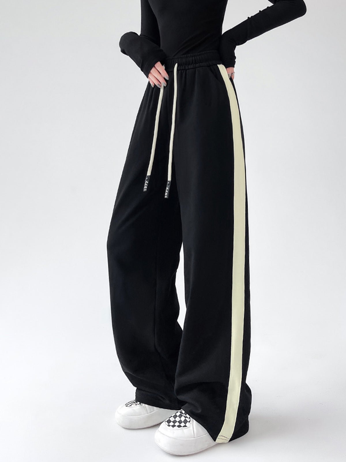 Drawstring Contrast Trim Wide Leg Sweatpants - Image 3