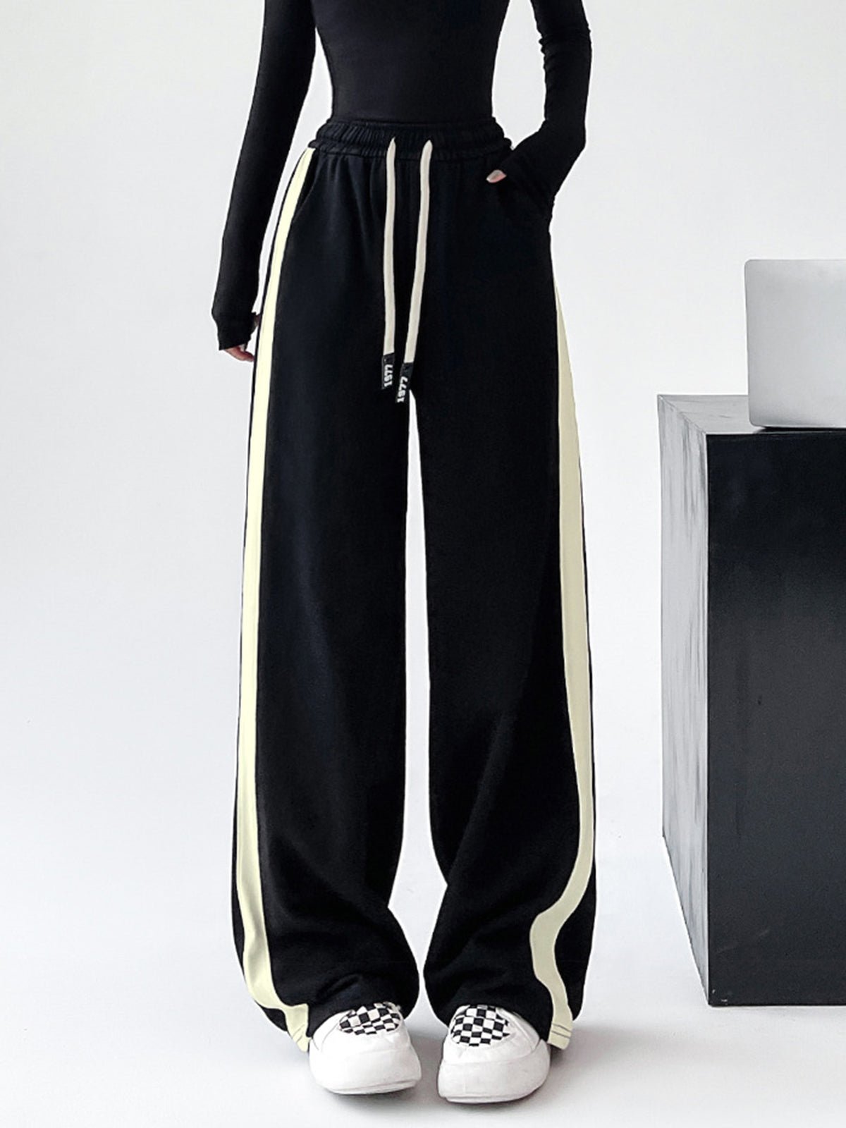 Drawstring Contrast Trim Wide Leg Sweatpants - Image 2