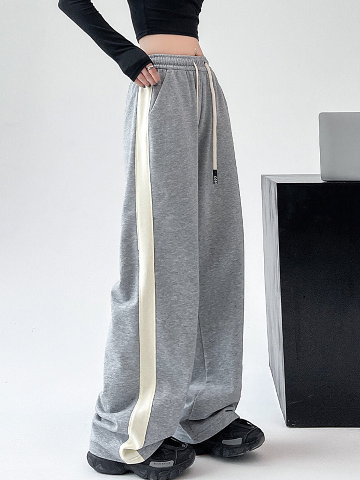 Drawstring Contrast Trim Wide Leg Sweatpants - Image 6